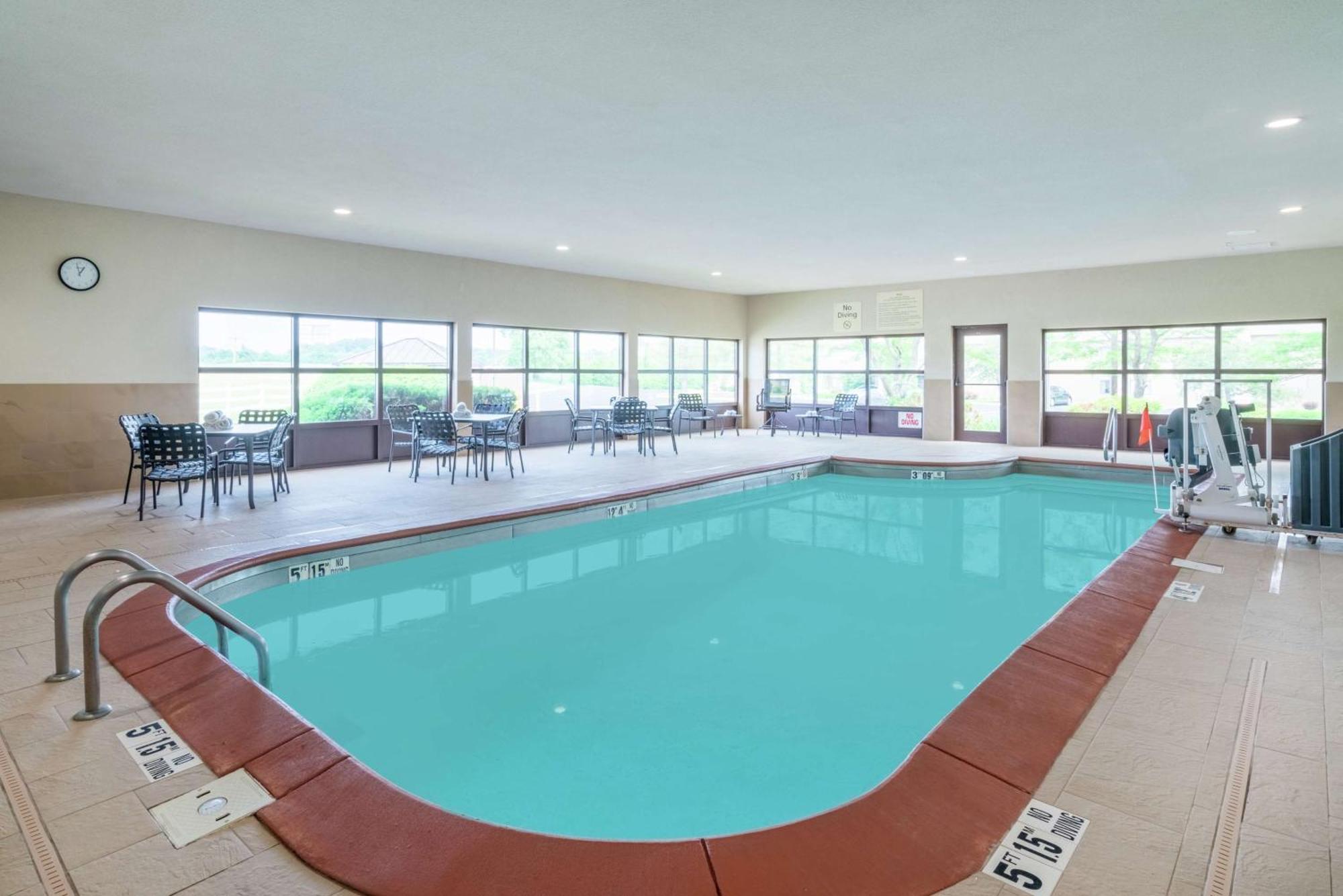 Hampton Inn Corydon Екстериор снимка